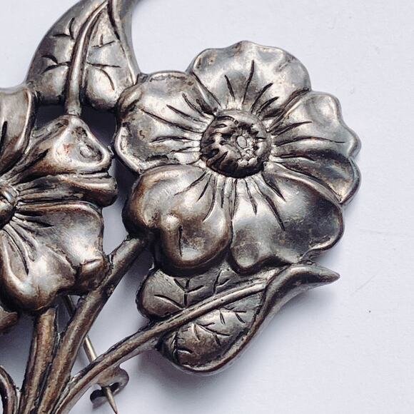 Vintage 1930s Brooch Sculptural Floral Signed U Silver Tone Pin - Picture 3 of 9